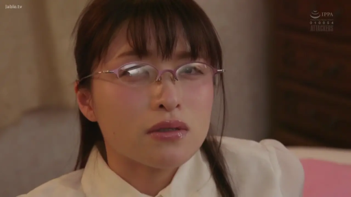 室内 · 坐姿 · 眼镜 · 白色衬衫 · 呆滞 · 凝视 · 头部特写 · 刘海