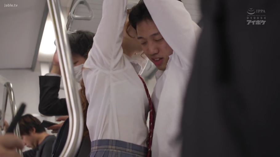 遮挡 · 站立 · 中景 · 交流 · 外套 · 模糊 · 街头