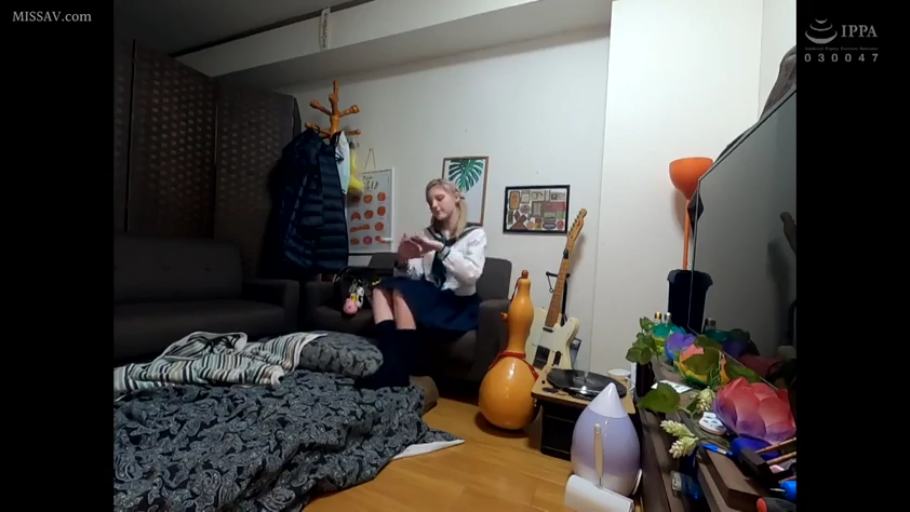 坐姿 · 平静 · 远景 · 房间 · 水手服 · 清纯系 · 吉他 · 整理物品