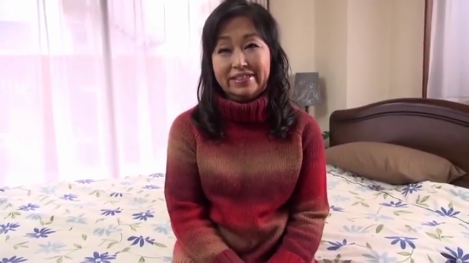 卧室 · 床铺 · 中景 · 微笑 · 正坐 · 高领毛衣 · 熟女 · 看着镜头