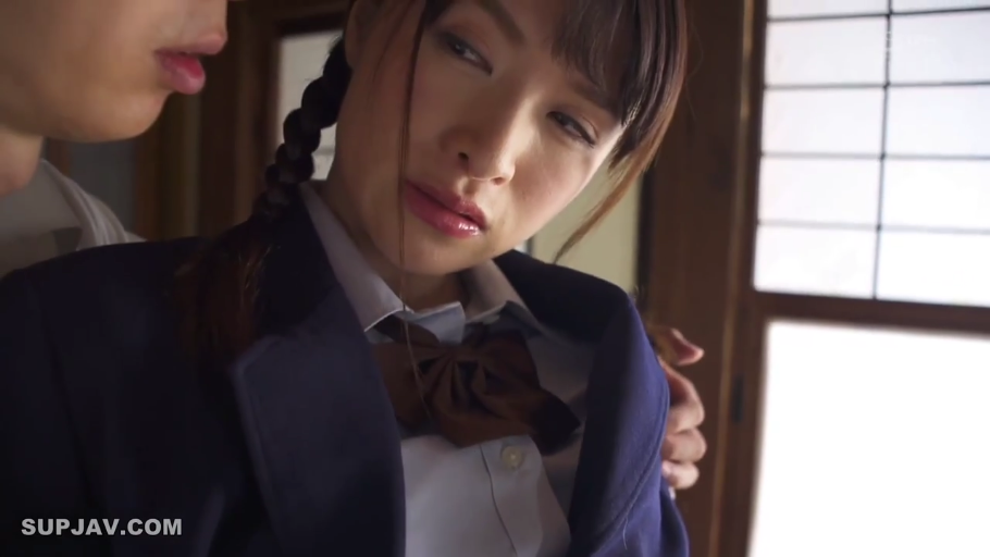 室内 · 站立 · 中景 · 休闲装 · 门 · 暗光 · 偷窥 · 警惕