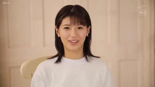 室內 · 坐姿 · 面对镜头 · 面部特寫 · 椅子 · 白色T恤 · 自然微笑 · 清純形象