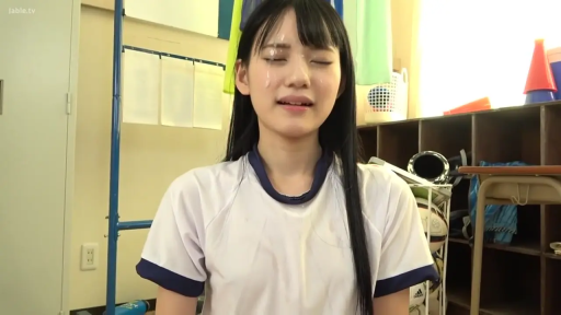 座り姿勢 · 顔のクローズアップ · 体操服 · 体育器材室