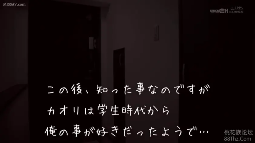 坐姿 · 沙发 · 微笑 · 客厅 · 面部特写 · 注视镜头 · 碎花吊带裙 · 生活照风格