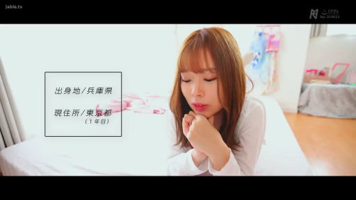 卧室 · 床铺 · 趴姿 · 白衬衫 · 注视 · 可爱 · 人物中景 · 个人介绍