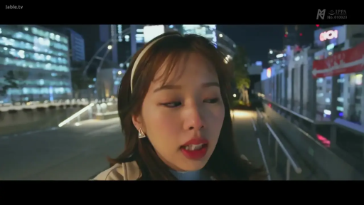 脸部特写 · 站立 · 自然 · 谈话 · 夜晚 · 浅色外套 · 户外街景