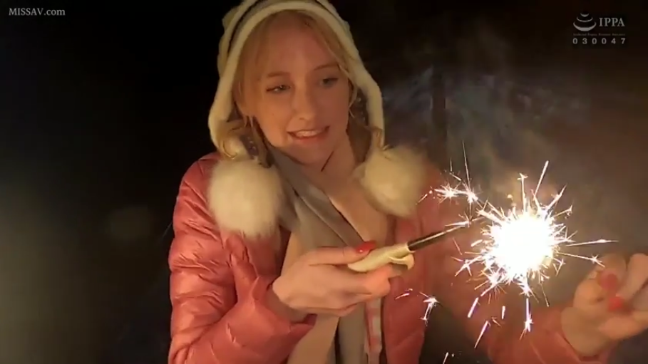 坐姿 · 中景 · 笑容 · 户外夜晚 · 欧美女性 · 羽绒服 · 仙女棒 · 玩仙女棒