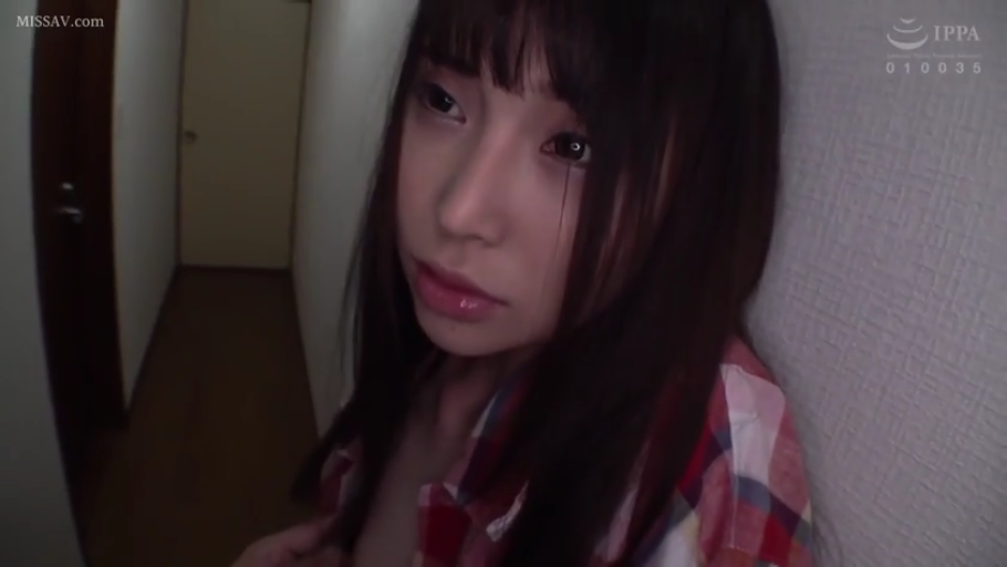 忧郁 · 脸部 · 注视 · 长发 · 室内走廊 · 格纹衬衫 · 靠墙站立