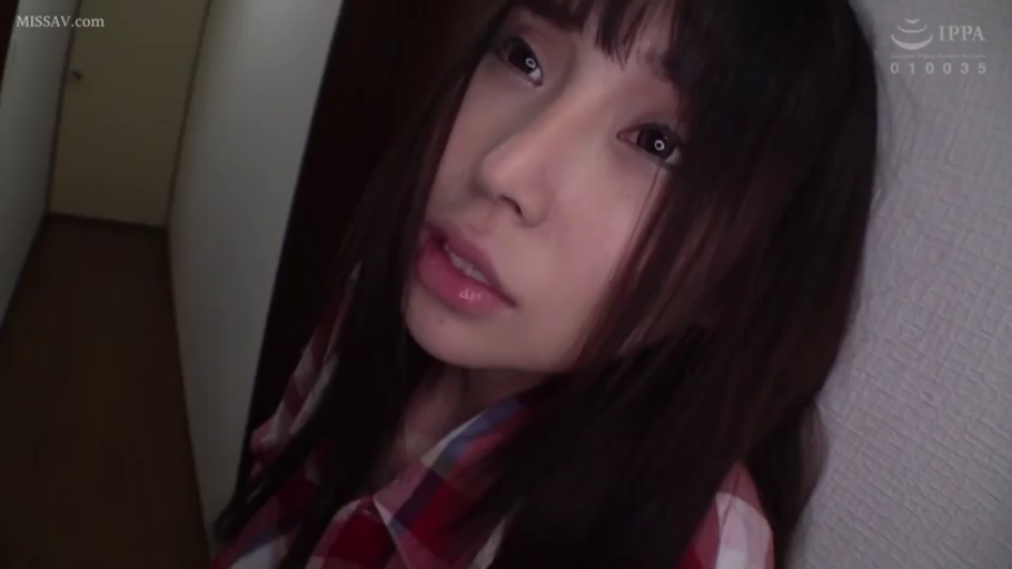 格子衬衫 · 室内 · 脸部特写 · 迷离 · 凝视 · 靠墙 · 长发