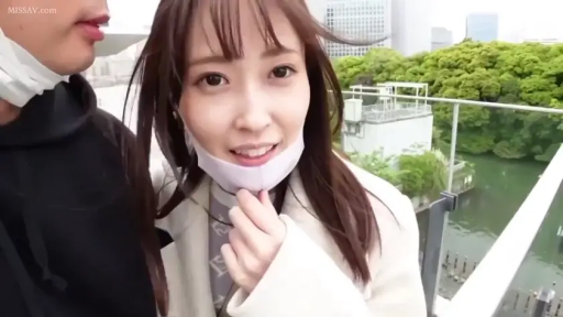 脸部特写 · 站姿 · 微笑 · 白色大衣 · 拉下口罩 · 口罩 · 街拍 · 河边