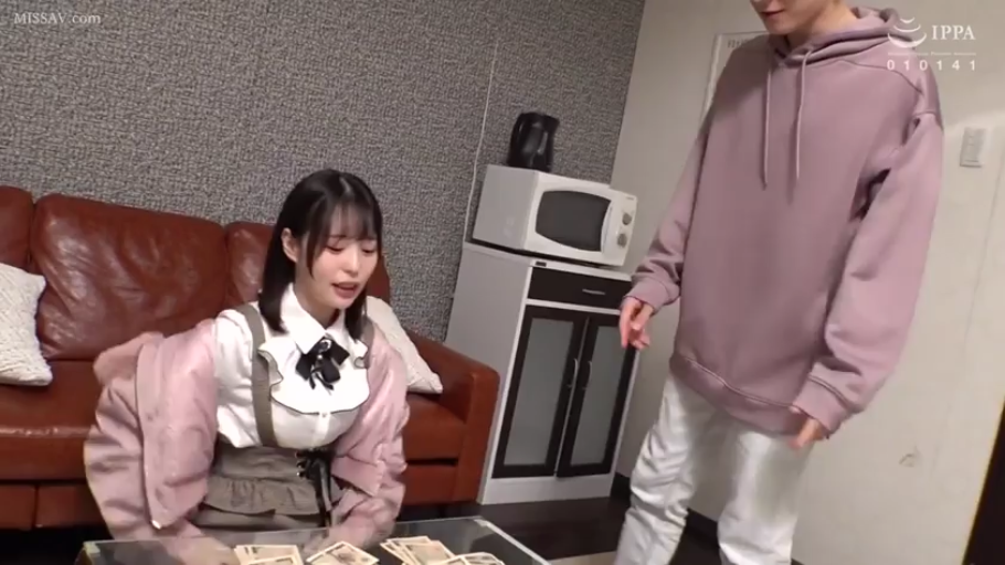 客厅 · 跪坐 · 中景 · 自然 · 剧情 · 粉色外套 · 现金 · 交易