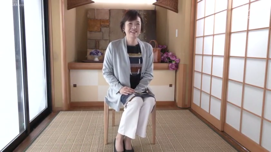 坐姿 · 全身 · 和室 · 微笑 · 椅子 · 熟女 · 采访 · 灰色开衫