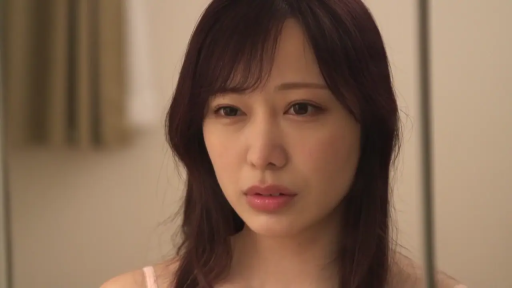 室內 · 面部 · 憂鬱 · 凝视 · 吊帶衫 · 鏡子 · 氛圍 · 对镜