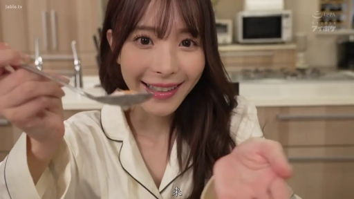 Sitting Posture · Close-up of the face · 平静 · 居家 · Kitchen · 进食 · 勺子 · White pajamas