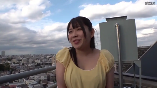 校服 · 客厅 · 坐腿 · 椅子 · 制服诱惑 · 亲密互动 · 低头专注