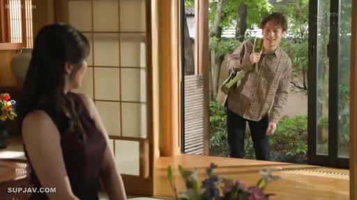 站立 · 全景 · 微笑 · 手提包 · 格纹衬衫 · 日式和室 · 寒暄