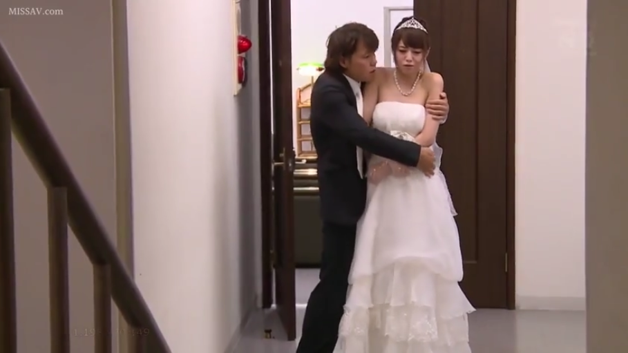 室内 · 全身 · 搂抱 · 婚纱