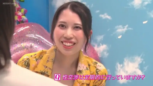 坐姿 · 面部 · 微笑 · 访谈 · 影棚 · 采访 · 花衬衫 · 救生圈