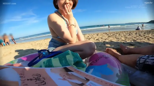 坐姿 · 牛仔短裤 · 中景 · 海滩