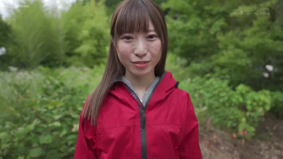 站立 · 微笑 · 半身特寫 · 注视镜头 · 长发齐刘海 · 户外森林 · 红色连帽外套