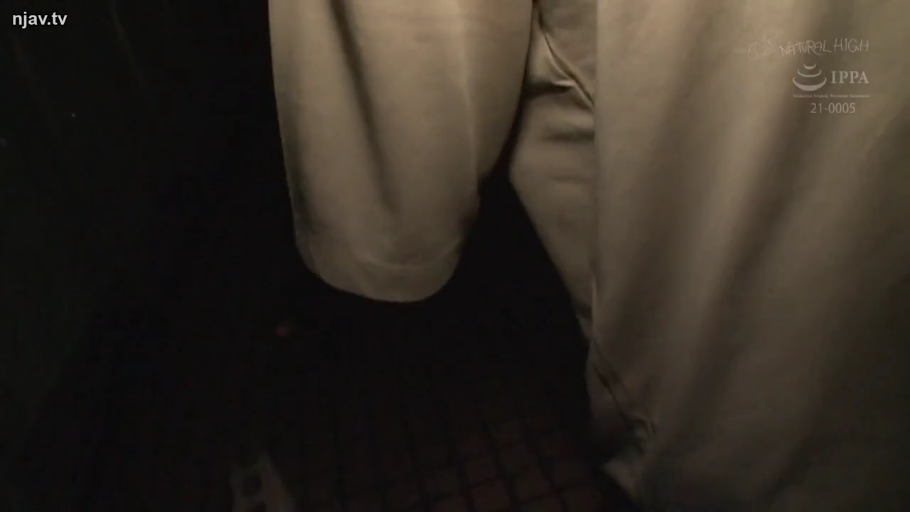 卧室 · 中景 · 枕头 · 成人内容 · 跨坐 · 笑容 · 上体裸露 · 脱衣服