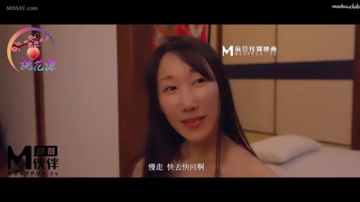 卧室 · 微笑 · 枕头 · 面部特写 · 裸体 · 长发 · 正面 · 说话