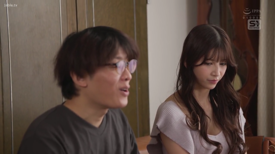 室内 · 坐姿 · 交谈 · 眼镜 · 中景 · 针织衫 · 冷静 · 日本AV