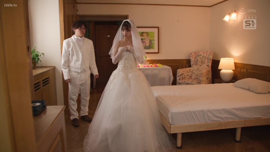 卧室 · 站立 · 羞涩 · 全景 · 剧情 · 对视 · 婚纱 · 头纱