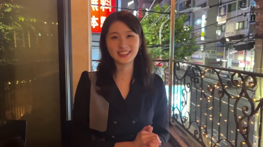 Stand · Smile · Half-body · 城市夜景 · 黑色职业装 · 面向镜头 · 户外阳台