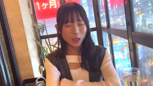 坐姿 · 凝视 · 上半身 · 餐厅 · 毛衣 · 水杯 · 夜景背景 · 微缩