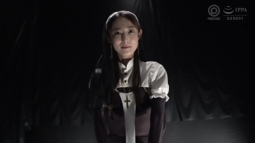 室内 · 坐姿 · 角色扮演 · 微笑 · 上半身 · 修女服 · 十字架项链 · 盯着镜头