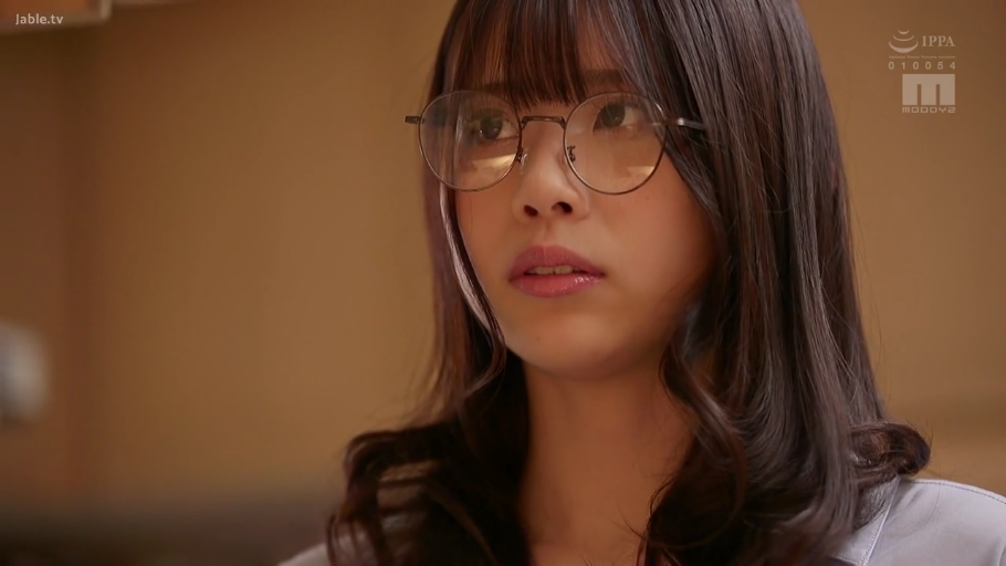 室内 · 沉思 · 低头 · 面部特写 · 平淡 · 浅蓝色上衣 · 气质熟女 · 圆框眼镜