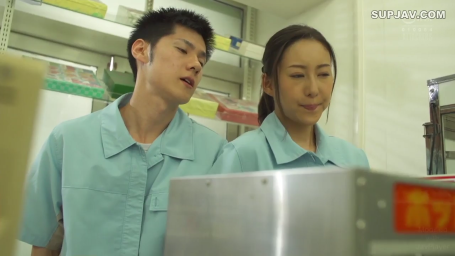 顔のクローズアップ · 货架 · 日本AV · 並んで立つ · 浅蓝色工作服 · 便利店室内 · 凝视观察 · 戏谑表情