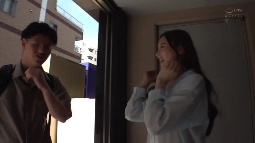 交谈 · 站立 · 中景 · 微笑 · 衬衫 · 门口 · 背包 · 户外背景