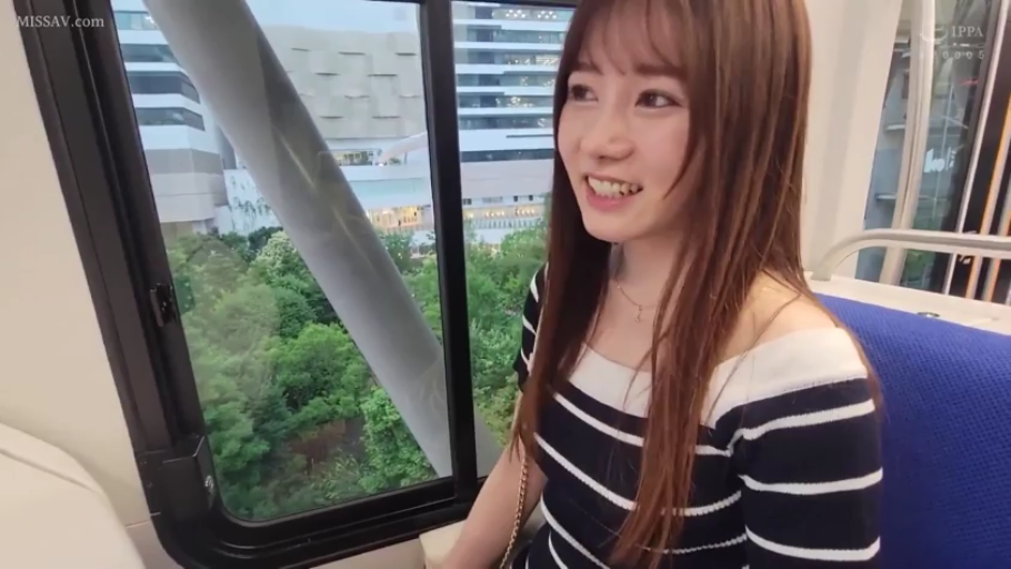 坐姿 · 甜美 · 窗户 · 胸部以上 · 摩天轮 · 约会 · 户外风景 · 条纹一字领