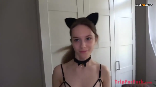 颈圈 · 卧室 · 中景 · 站姿 · 微笑 · 注视 · 萌系 · 猫耳内衣