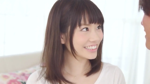 站立 · 黄色开衫 · 厨房 · 抚摸胸口 · 是 · 忧虑 · 衣服汗湿 · 灶台