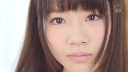 室内 · 注视 · 不详 · 眼部特写 · 正面凝视 · 神情平静 · 高清微距