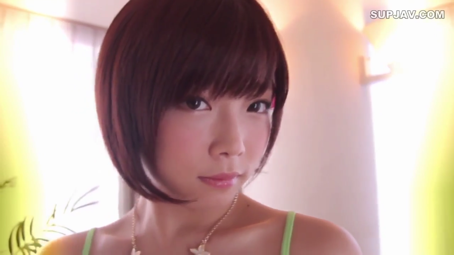 室内 · 脸部特写 · 微笑 · 注视镜头 · 正面 · 绿色吊带