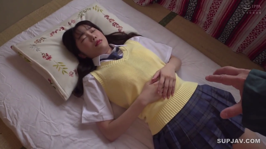 站立 · 中景 · 凝视 · 清纯 · 蝴蝶结 · JK校服 · 学生妹 · 墙边暗处