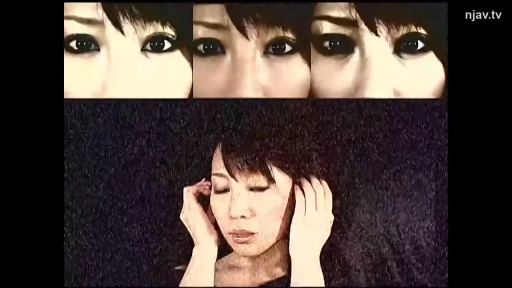 室内 · 闭眼 · 摆拍 · 黑色上衣 · 眼部特写 · 复古滤镜 · 双手扶头