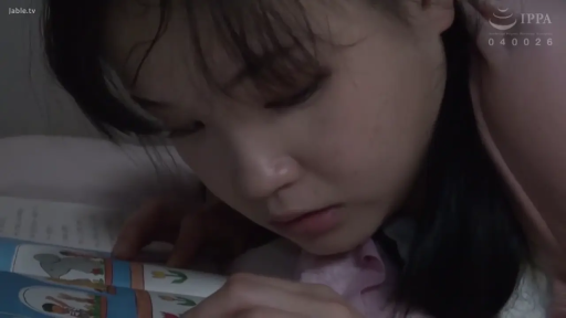 集中 · 顔のクローズアップ · 書籍 · 床上 · うつ伏せ · 読む · 睡衣 · 暗光