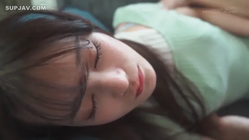 Indoor · 面部特写 · 长发 · Side-lying · Close your eyes · Sleep · 浅绿色针织衫