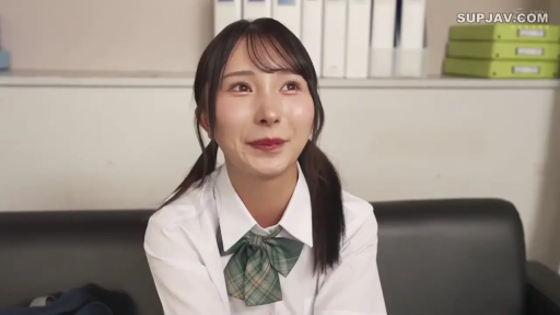 坐姿 · 校服 · 办公室 · 微笑 · 文件夹 · 近景 · 独处