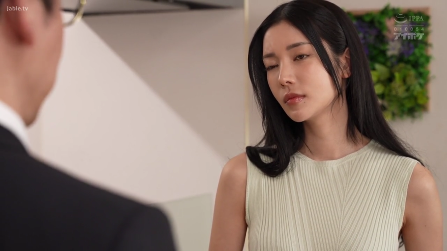 室内 · 严肃 · 站立 · 面部特写 · 对视 · 黑长直 · 浅色针织无袖衫