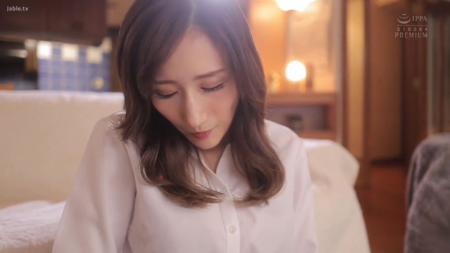 室内 · 坐姿 · 脸部 · 白色衬衫