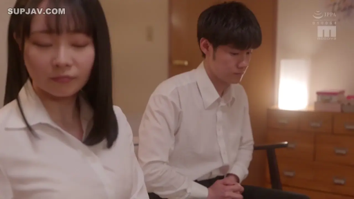 室内 · 座り姿勢 · 憂鬱 · 中景 · 静坐 · 白色衬衫 · プロット · 家具