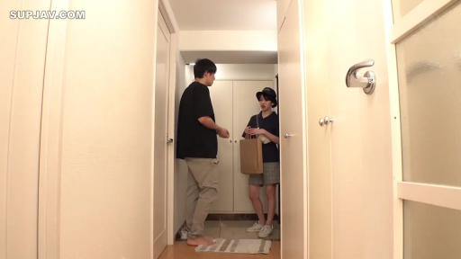 交谈 · 全景 · 自然 · 休闲服 · 玄关 · 对立站姿 · 购物袋