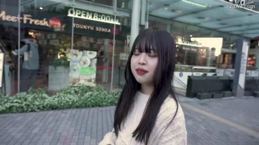 面部特写 · Outdoor · 白色毛衣 · Standing Posture · 微笑表情 · 行走行为 · 手包道具 · 街拍类别