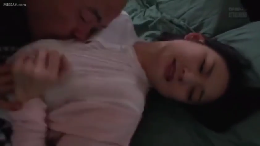 卧室 · 床铺 · 陶醉 · 仰卧 · 面部特写 · 异性 · 亲吻胸部 · 居家服